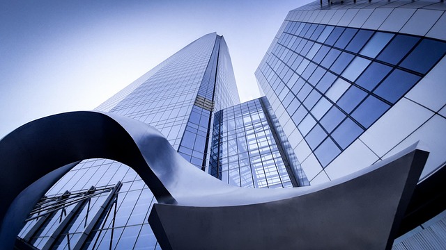 oficina moderna en santiago de chile con equipo trabajando en computadoras